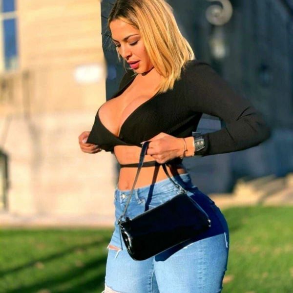 Novedad!!!Rubia Exuberante 


mi nombre es Steisy 😻soy una rubia de piel de seda con labios carnosos y pechos grandes comestibles…si quieres pasar un rato agradable, soy muy complaciente, cariñosa y ardiente pero lo que mas me caracteriza es que soy una mujer muy higiénica coqueta y educada,recibo con lencería muy sexy  me encanta el vicio  y quiero que compartas conmigo tus fantasías! 
Solo para caballeros educados 
Máxima discreción 
Recibo en mi apartamento de lujo discreto con fácil aparcamiento 
Para más información te contestaré a través de Wasap 💋+34 617648117