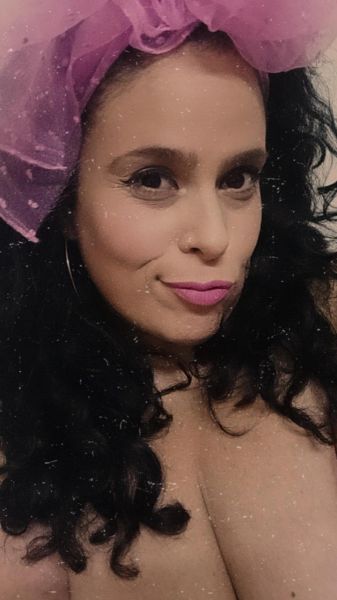 Mi nombre Julieta soy gordita exuberante y con muchas lolas y me dicen la reina del sexo oral asi que tenes que venir a conocerme voy a ser la gordita de tus sueños
